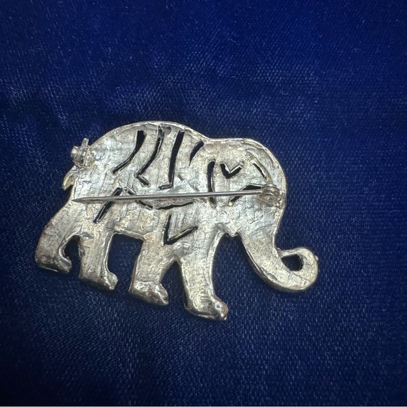 Vintage Silver Tone Elephant Brooch - Picture 5 of 8